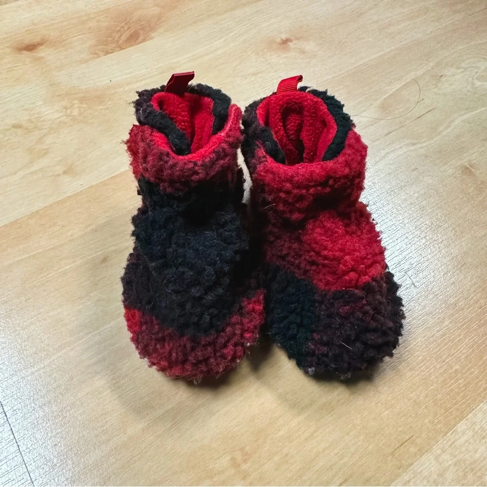 Old Navy Red & Black Buffalo Plaid Cozy Lined Sherpa Booties Size 3-6M